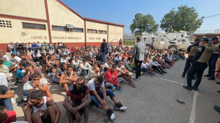Tocorón Prison inmates seated on the ground while being guarded by law enforcement agents. Photo: X/@NicolásMaduro.