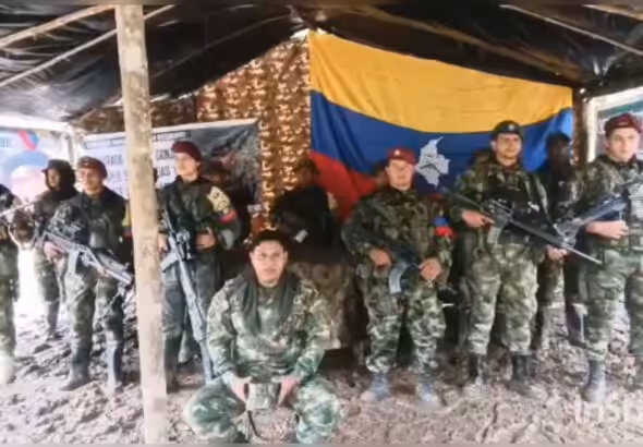 FARC dissidents guerrillas pose with a captured Colombian soldier seated in the middle, in a proof of life video released by the armed group in January 2023. Photo: YouTube/FARC-EP.