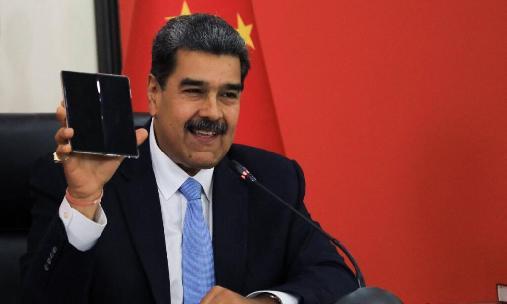 Venezuelan President Nicolás Maduro displays the Huawei Mate 60 Pro phone he received as a gift from Chinese President Xi Jinping. Photo: Presidential Press.