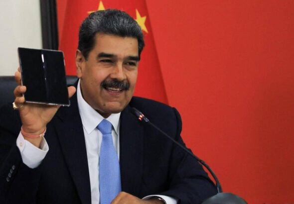 Venezuelan President Nicolás Maduro displays the Huawei Mate 60 Pro phone he received as a gift from Chinese President Xi Jinping. Photo: Presidential Press.