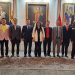 Vietnamese and Venezuelan diplomats gather for a photo. Photo: MPPRE.