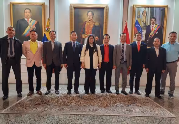 Vietnamese and Venezuelan diplomats gather for a photo. Photo: MPPRE.