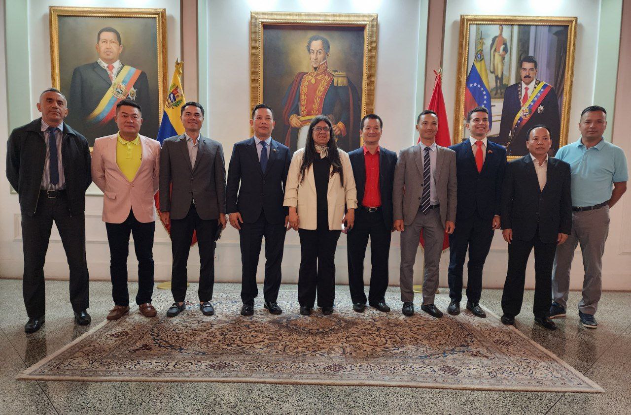 Vietnamese and Venezuelan diplomats gather for a photo. Photo: MPPRE.