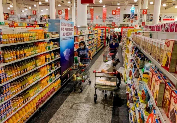 Photo taken on November 10, 2020, showing customers in a supermarket in Caracas, Venezuela. Photo: Miguel/ Gutierrez/EFE/File photo.