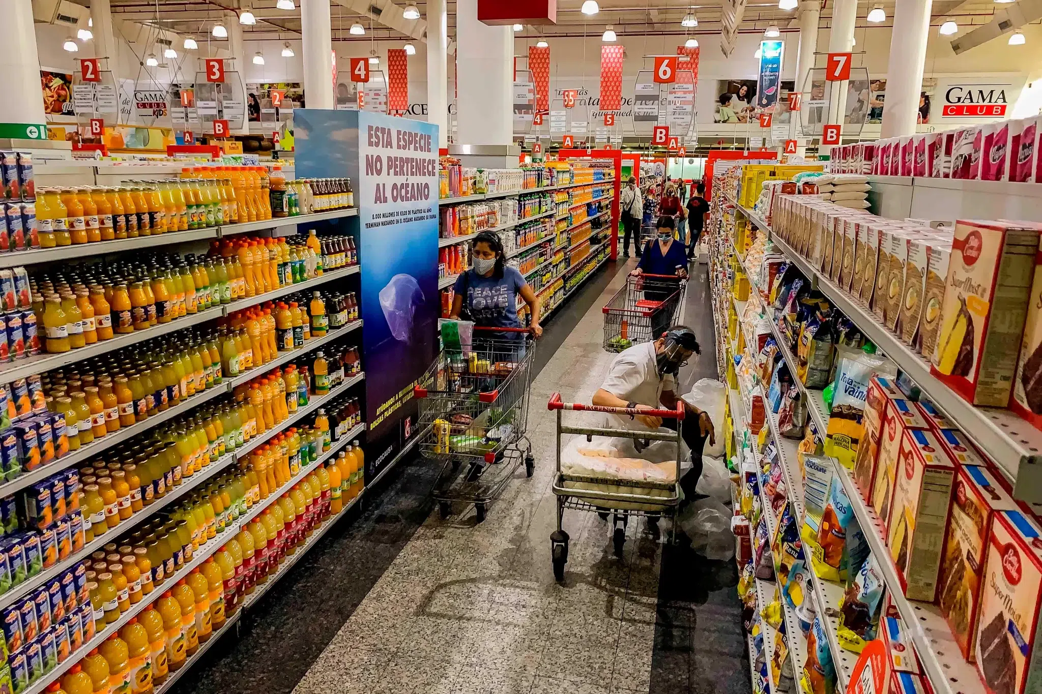 Photo taken on November 10, 2020, showing customers in a supermarket in Caracas, Venezuela. Photo: Miguel/ Gutierrez/EFE/File photo.