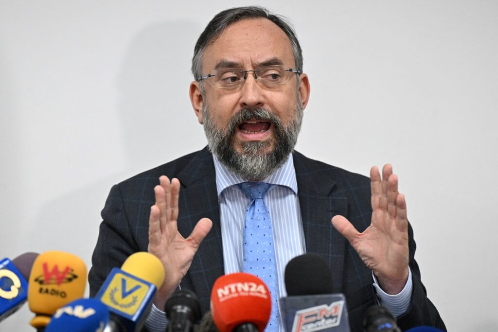 The head of the Venezuelan opposition's self-styled National Primaries Commission, Jesús María Casal, at a press conference. Photo: EFE.