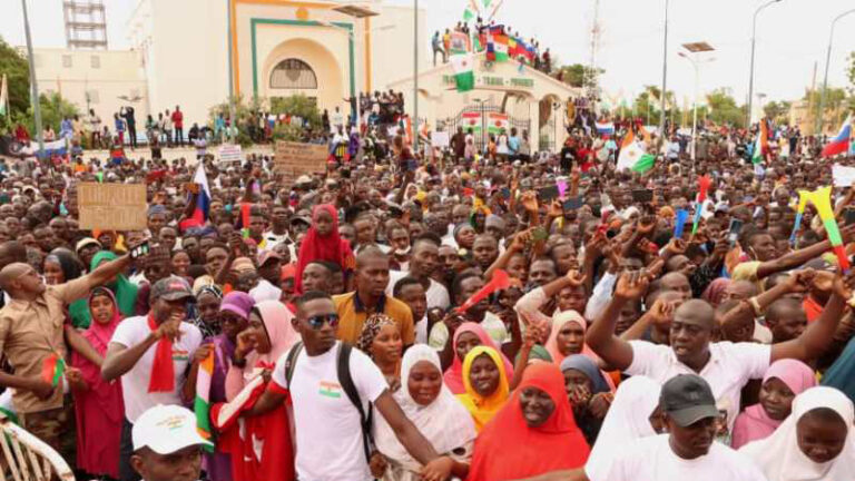 Thousands of people in Niger have taken to the streets to condemn the threat of military intervention and the severe sanctions imposed by ECOWAS. Photo: ActuNiger.
