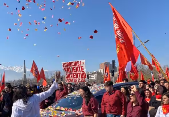 Members of the Young Communists of Chile accompanying the funeral of the CP President Guillermo Teillier. Photo: JCC.