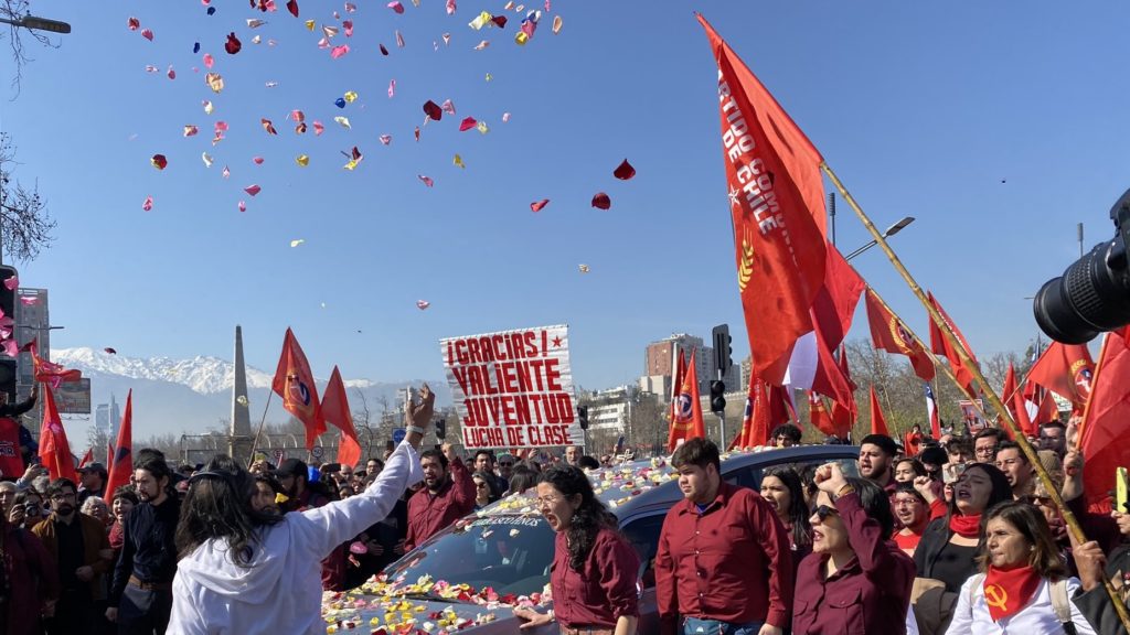 Members of the Young Communists of Chile accompanying the funeral of the CP President Guillermo Teillier. Photo: JCC.