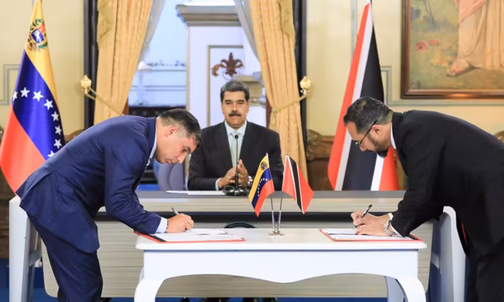 Venezuelan Oil Minister Pedro Tellechea (left) and Minister for Foreign Affairs Yván Gil (right) signing the gas production agreement with Trinidad and Tobago, with President Nicolás Maduro witnessing the ceremony (center, background) at Miraflores Palace, this Wednesday, September 20, 2023. Photo: Presidential Press.