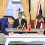 Venezuelan Oil Minister Pedro Tellechea (left) and Minister for Foreign Affairs Yván Gil (right) signing the gas production agreement with Trinidad and Tobago, with President Nicolás Maduro witnessing the ceremony (center, background) at Miraflores Palace, this Wednesday, September 20, 2023. Photo: Presidential Press.