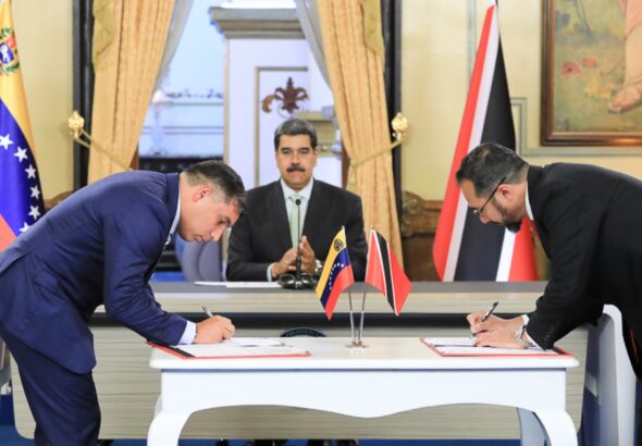 Venezuelan Oil Minister Pedro Tellechea (left) and Minister for Foreign Affairs Yván Gil (right) signing the gas production agreement with Trinidad and Tobago, with President Nicolás Maduro witnessing the ceremony (center, background) at Miraflores Palace, this Wednesday, September 20, 2023. Photo: Presidential Press.