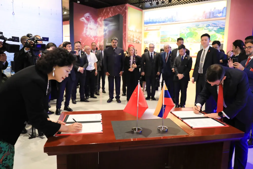 Signing ceremony for the Memorandum of Understanding between China and Venezuela for the development of Special Economic Zones. Photo: Presidential Press.