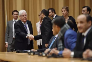 UN Special Envoy to Yemen Martin Griffiths shakes hands with Yemeni delegates during the first peace talks held in December 2018 in Stockholm, Sweden. Photo: Stina St Jernkvist/AFP/Getty Images.