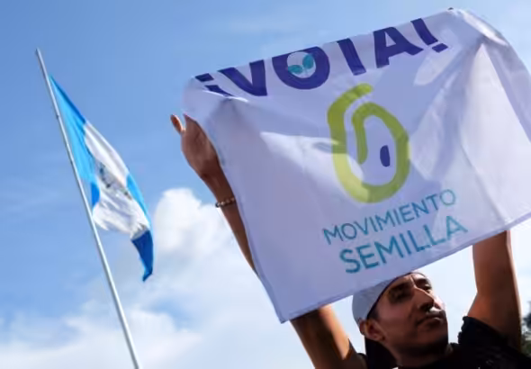A supporter of the Seed Movement protesting in Guatemala City's Central Park, one day after the June 2023 presidential elections. Photo: VOA/File photo.