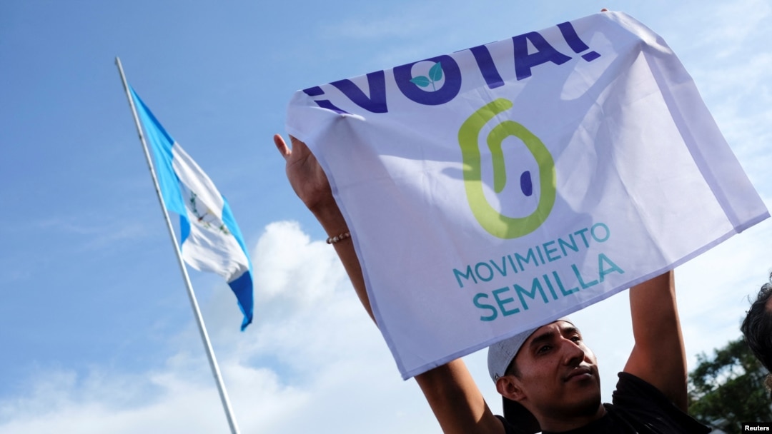A supporter of the Seed Movement protesting in Guatemala City's Central Park, one day after the June 2023 presidential elections. Photo: VOA/File photo.