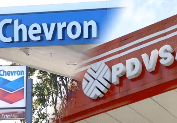 Photo composition displaying a Chevron gas station next to a PDVSA gas station. Photo: File photo.