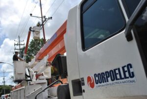 Publicly-owned Corpoelec team solving an electricity-related issue in a residential area. Photo: Corpoelec/File photo.