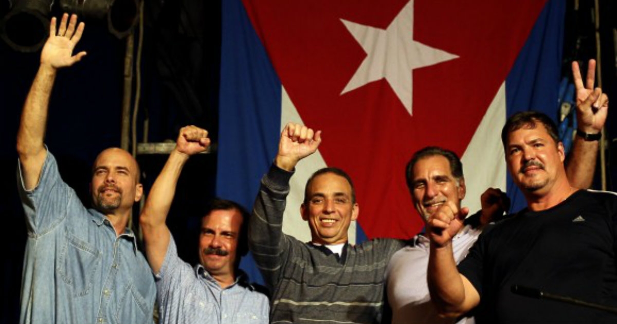 The Cuban Five, photographed in front of the Cuban flag. Photo: Resumen Latinoamericano-English/File photo.