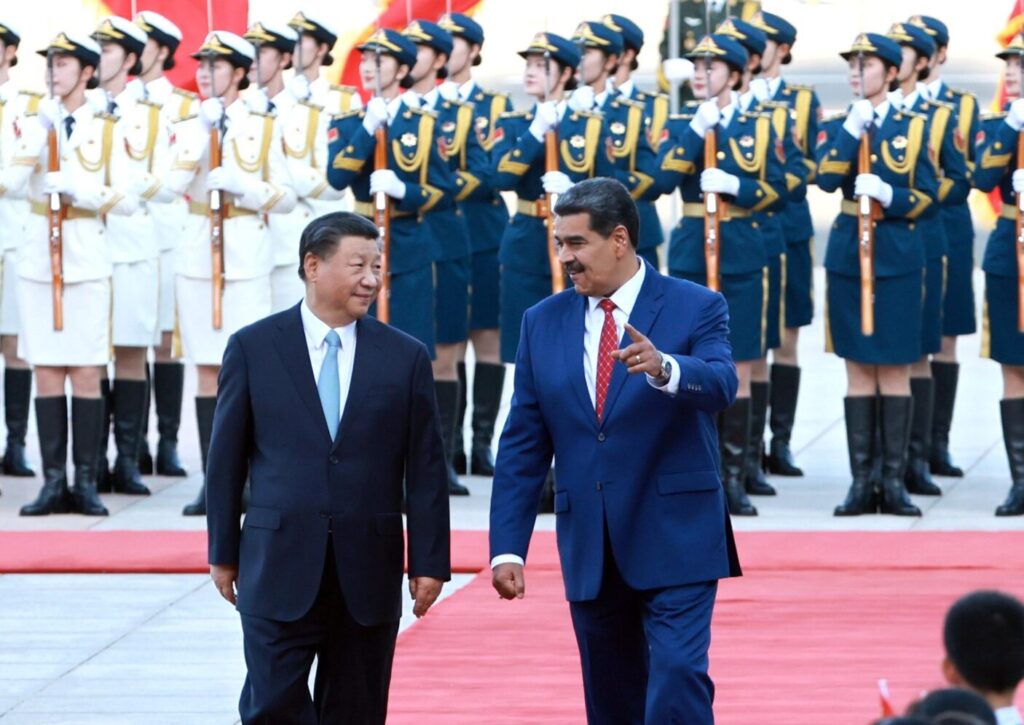 Venezuelan President Nicolás Maduro walking next to his Chinese counterpart Xi Jinping, after receiving military honors upon arrival in Beijing this Wednesday, September 13, in the last part of his state visit to China. Photo: Feng Yongbin/China Daily.