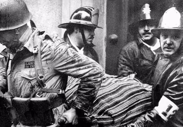 September 11, 1973, Allende’s body is taken from the Presidential Palace. Photo: Resumen Latinoamericano/File photo.