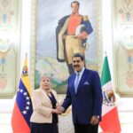 Nicolás Maduro and Alicia Bárcena pose for a photo. Photo: Últimas Noticias.