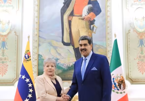 Nicolás Maduro and Alicia Bárcena pose for a photo. Photo: Últimas Noticias.