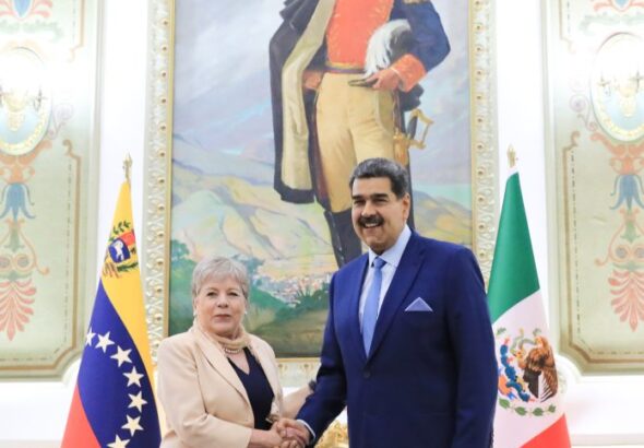 Nicolás Maduro and Alicia Bárcena pose for a photo. Photo: Últimas Noticias.