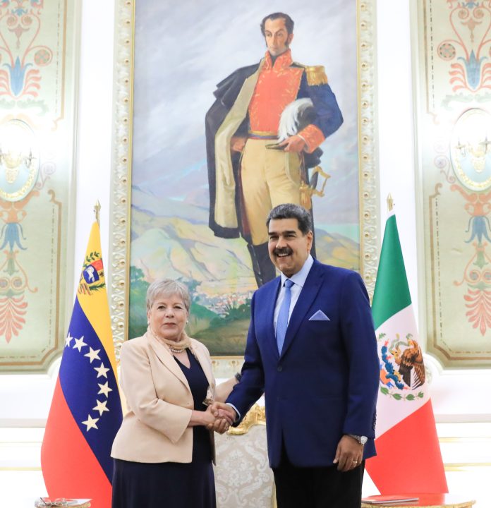 Nicolás Maduro and Alicia Bárcena pose for a photo. Photo: Últimas Noticias.