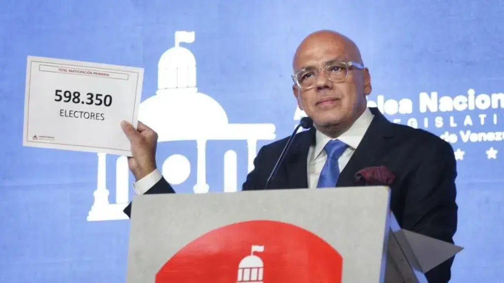 President of Venezuela's National Assembly Jorge Rodríguez shows the number of total voters that the PSUV counted during Sunday's opposition primaries on October 24, 2023. Photo: Con el Mazo Dando.