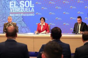 Venezuelan Vice President Delcy Rodríguez (center) giving statements to the press alongside Defense Minister Vladimir Padrino (left) and Ambassador to the UN Samuel Moncada (right). Photo: Presidential Press.