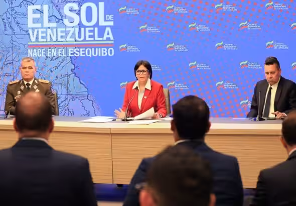 Venezuelan Vice President Delcy Rodríguez (center) giving statements to the press alongside Defense Minister Vladimir Padrino (left) and Ambassador to the UN Samuel Moncada (right). Photo: Presidential Press.