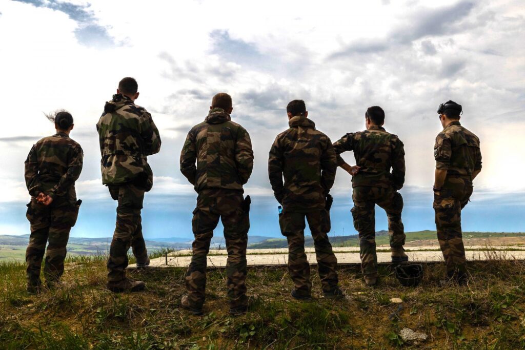 French soldiers observe a live-fire NATO multinational battlegroup exercise in Cincu, Romania, April 27, 2022. Photo: NATO, Flickr.