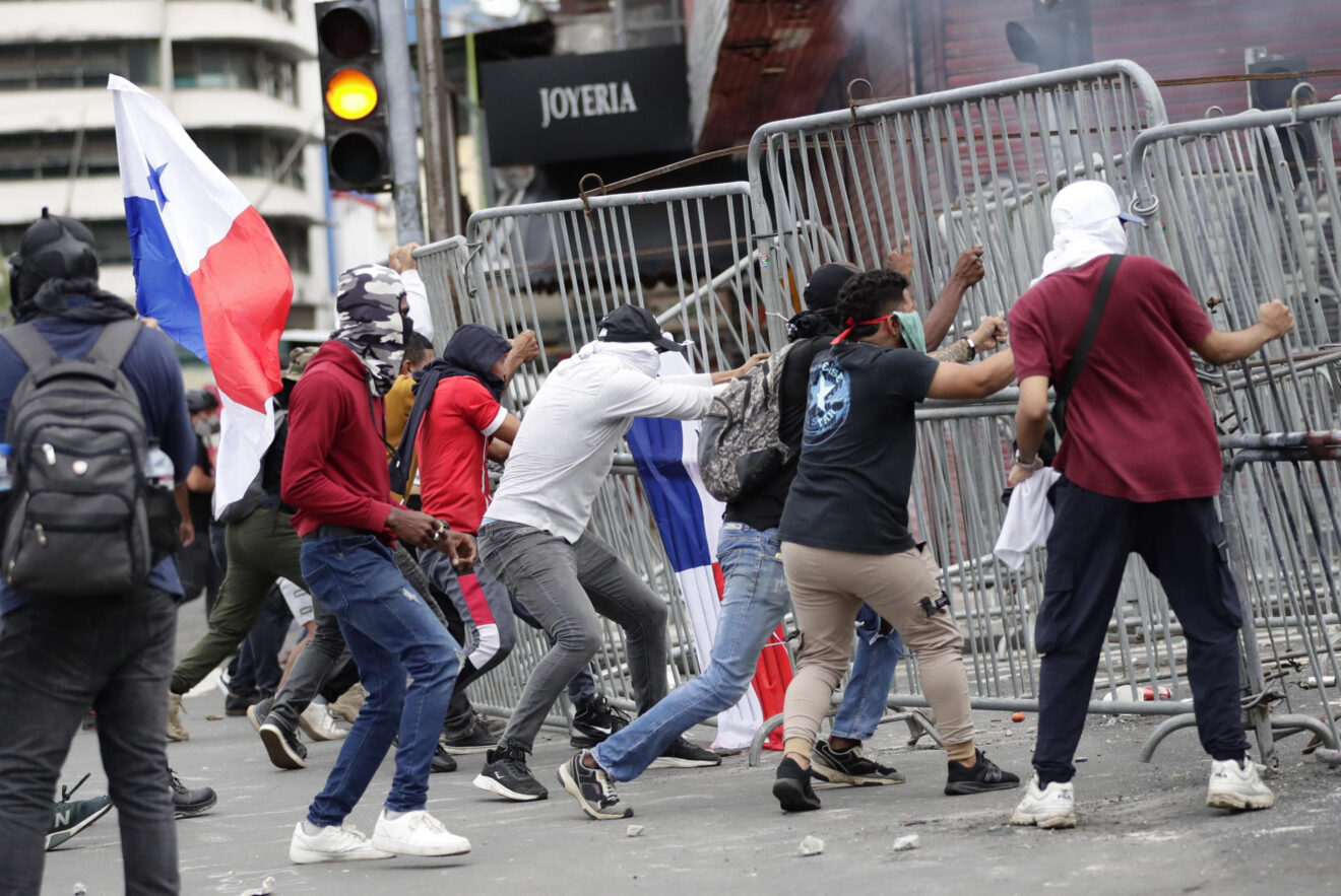 Protesters clash with police during demonstrations against the controversial mining contract with a subsidiary of a Canadian company, in Panama City, Panama. Photo: Welcome Velasco/EFE.