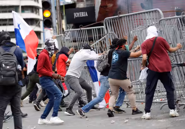 Protesters clash with police during demonstrations against the controversial mining contract with a subsidiary of a Canadian company, in Panama City, Panama. Photo: Welcome Velasco/EFE.