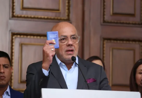 PSUV deputy Jorge Rodríguez holding a booklet of the Venezuelan constitution, while responding to the US empire's Secretary of State Antony Blinken regarding his statements about disqualifications of Venezuelan political candidates. Photo: Noticia058.