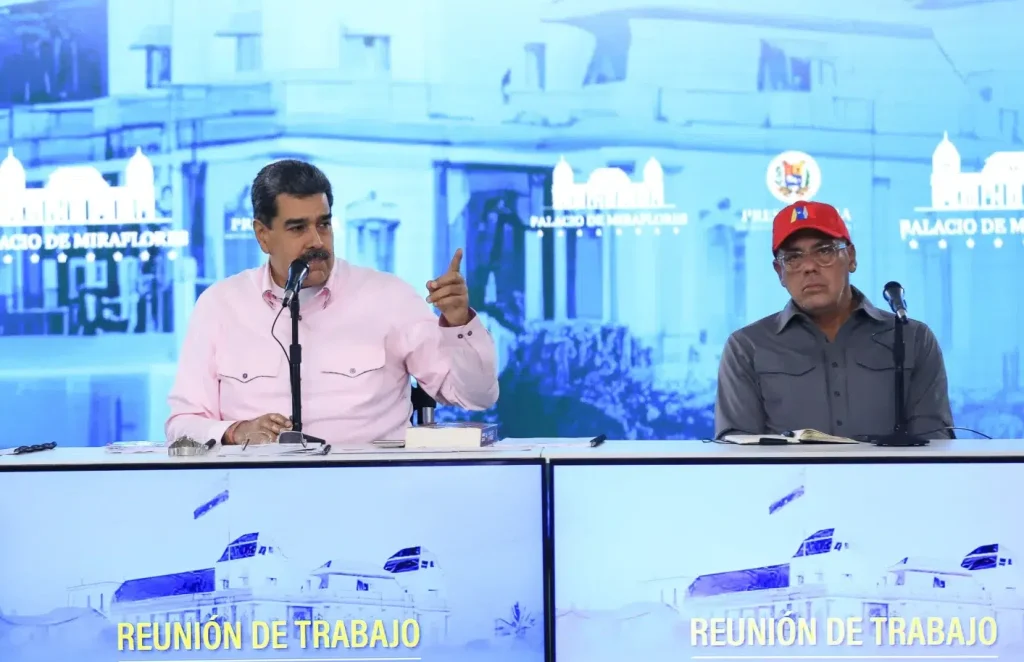 Venezuelan President Nicolás Maduro (left) and National Assembly President Jorge Rodríguez (right) explain the Essequibo referendum procedure. Photo: Presidential Press.