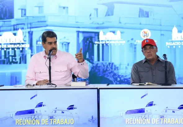 Venezuelan President Nicolás Maduro (left) and National Assembly President Jorge Rodríguez (right) explain the Essequibo referendum procedure. Photo: Presidential Press.