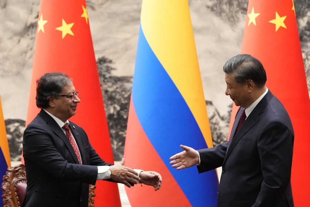 The president of Colombia, Gustavo Petro (left), with the president of China, Xi Jinping (right), shaking hands during a meeting, this October 25, 2023, in Beijing. Photo: Ken Ishii/EFE.