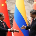 The president of Colombia, Gustavo Petro (left), with the president of China, Xi Jinping (right), shaking hands during a meeting, this October 25, 2023, in Beijing. Photo: Ken Ishii/EFE.