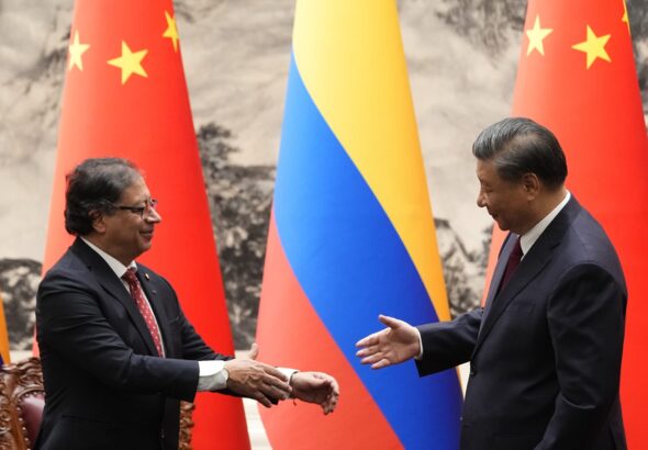 The president of Colombia, Gustavo Petro (left), with the president of China, Xi Jinping (right), shaking hands during a meeting, this October 25, 2023, in Beijing. Photo: Ken Ishii/EFE.
