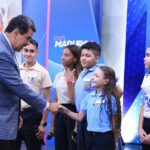 Venezuelan President Nicolás Maduro greeting students participating in his television show Con Maduro+, commemorating the start of the 2023-2024 academic year. Photo: Presidential Press.