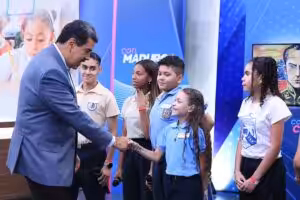 Venezuelan President Nicolás Maduro greeting students participating in his television show Con Maduro+, commemorating the start of the 2023-2024 academic year. Photo: Presidential Press.