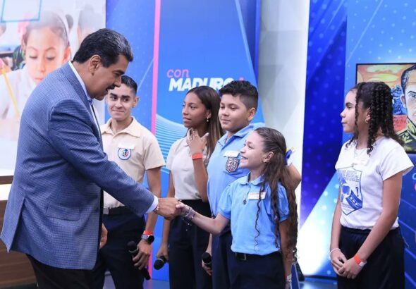 Venezuelan President Nicolás Maduro greeting students participating in his television show Con Maduro+, commemorating the start of the 2023-2024 academic year. Photo: Presidential Press.