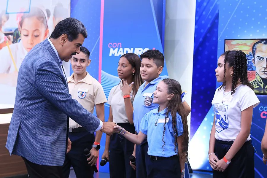 Venezuelan President Nicolás Maduro greeting students participating in his television show Con Maduro+, commemorating the start of the 2023-2024 academic year. Photo: Presidential Press.