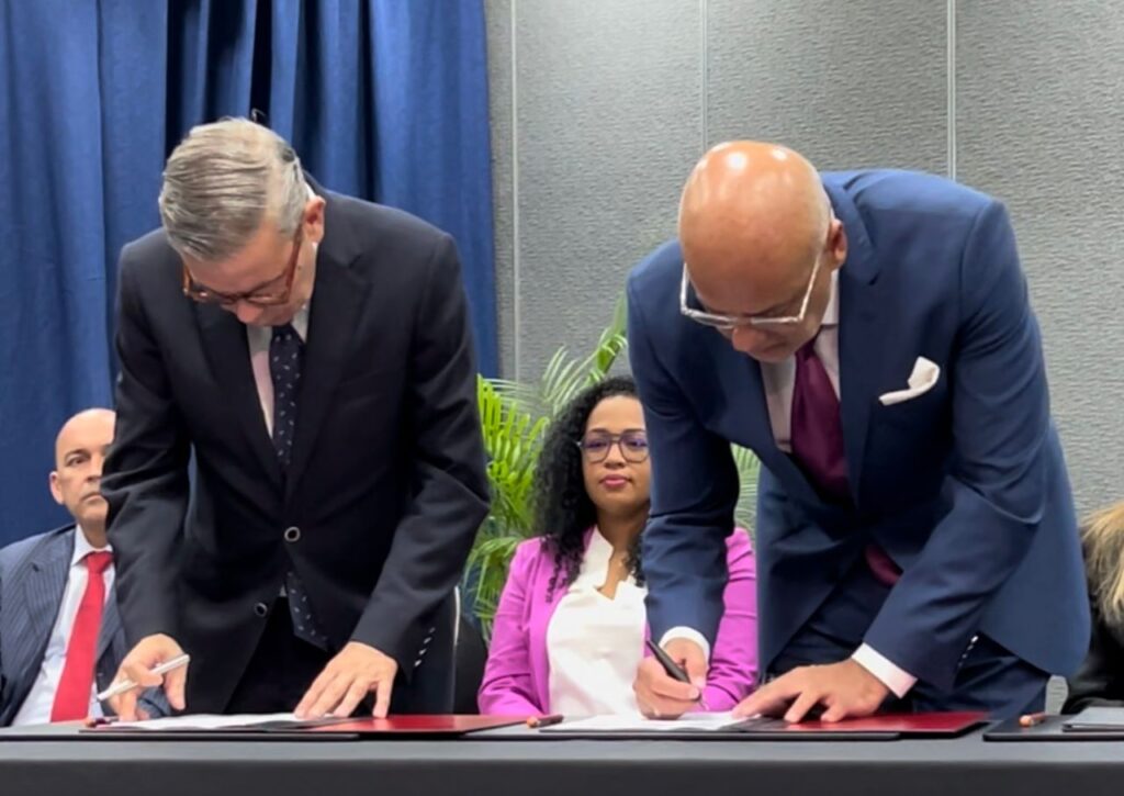 Unitary Platform delegation head Gerardo Blyde (left) signs two agreements next to the head of the Venezuelan delegation Jorge Rodríguez (right) at the resumption of the Mexico Talks in Bridgetown, Barbados, on Tuesday, October 1, 2023. Photo: X/@jorgepsuv.
