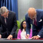 Unitary Platform delegation head Gerardo Blyde (left) signs two agreements next to the head of the Venezuelan delegation Jorge Rodríguez (right) at the resumption of the Mexico Talks in Bridgetown, Barbados, on Tuesday, October 1, 2023. Photo: X/@jorgepsuv.