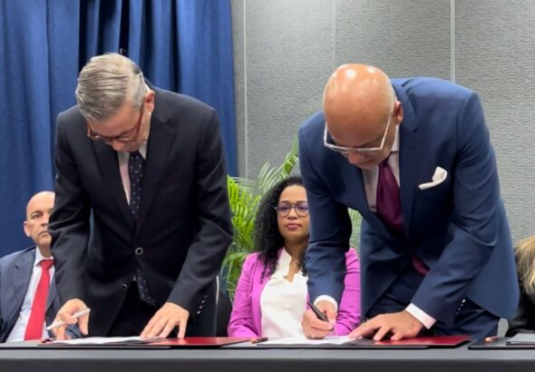 Unitary Platform delegation head Gerardo Blyde (left) signs two agreements next to the head of the Venezuelan delegation Jorge Rodríguez (right) at the resumption of the Mexico Talks in Bridgetown, Barbados, on Tuesday, October 1, 2023. Photo: X/@jorgepsuv.