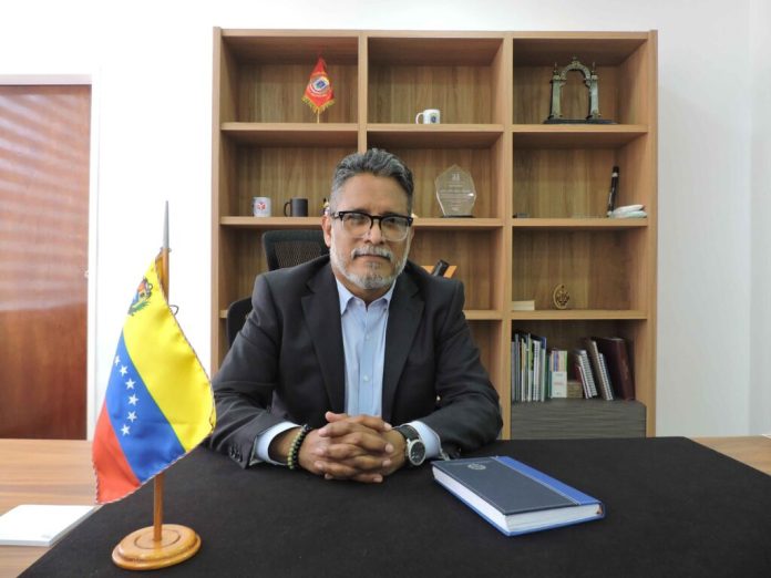José Félix Rivas Alvarado at his desk. Photo: Últimas Noticias.