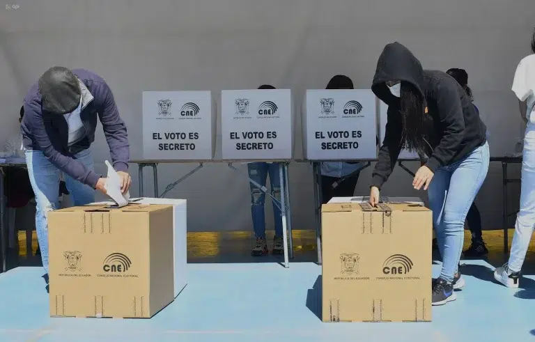 Ecuadorians casting their votes in the first round. Photo: API/File photo.